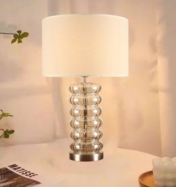 LAMP. DECO. PARA MESA E27-60W, 00905T-AM, AC. AMBAR HOME DELIGHT (NO INC. BOMBILLO)